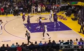 百家乐官方网站-艾顿泰山压顶双手暴扣，首节出战5分钟得到6分2篮板